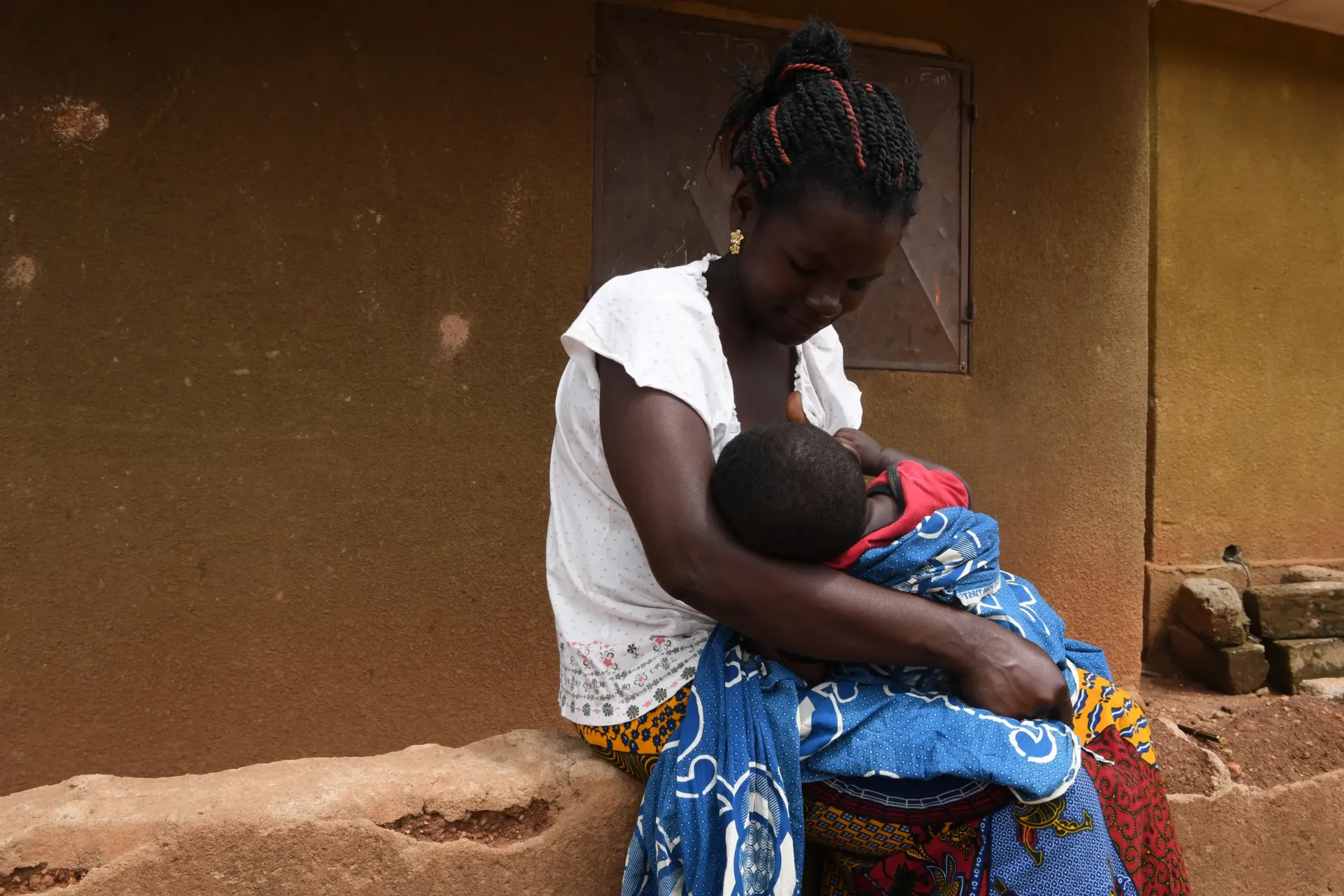 A woman breastfeeds her baby in the village of Trainou near the town of Bouak&eacute; in the center of C&ocirc;te d'ivoire